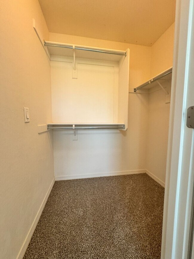 Building Photo - Spacious 5-Bedroom + Loft in Lyons Gate wi...
