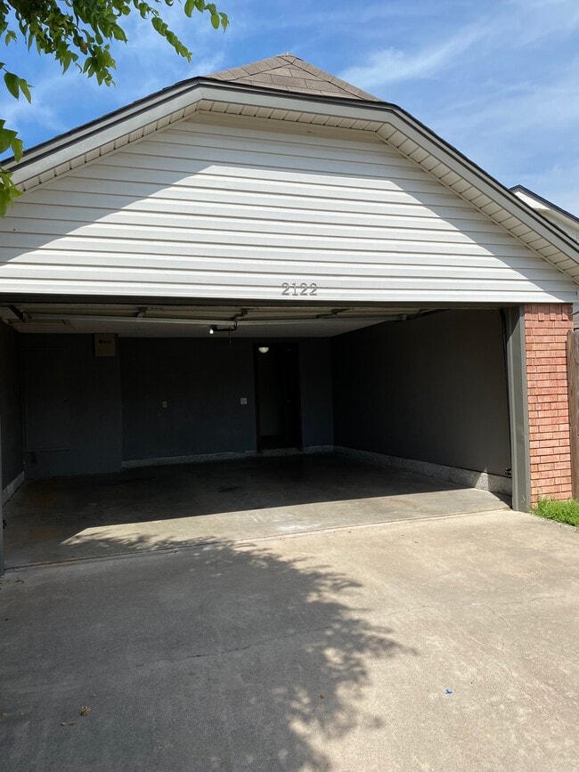 Building Photo - 2122 Meench Dr