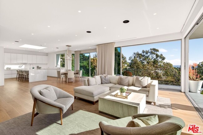 Building Photo - 9894 Beverly Grove Dr