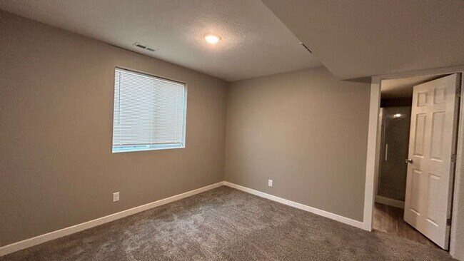 Building Photo - 4 Bedroom Townhome