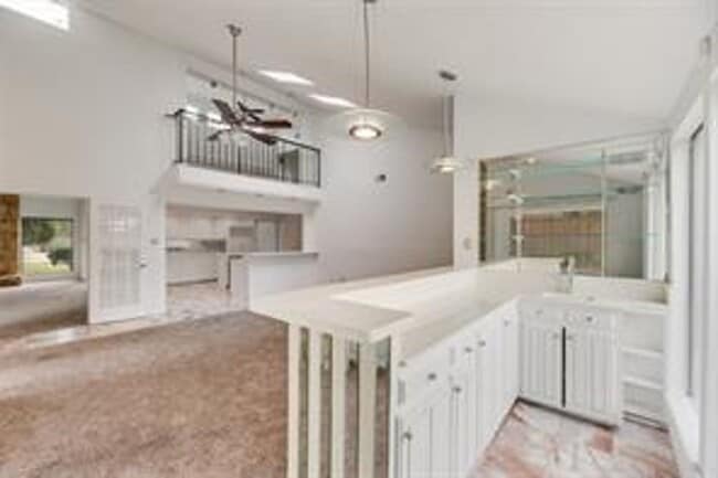 Building Photo - Spacious Plano Home with Swimming Pool!  A must see!