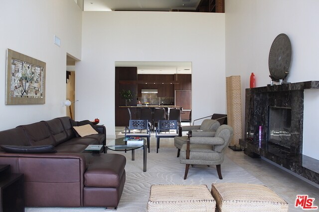 Building Photo - 10400 La Grange Ave