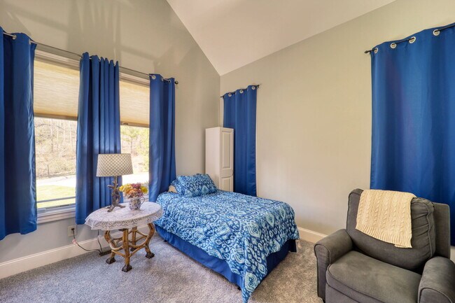 Building Photo - 137 N Ridge Ln