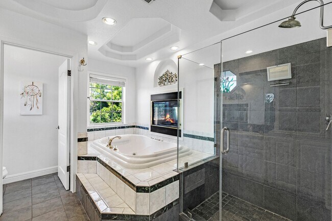 Building Photo - *COMING SOON!* 4 bed/3 bath lake house wit...