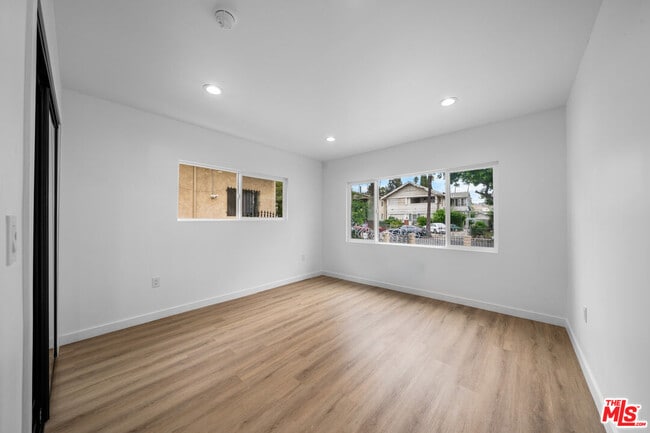 Building Photo - 1537 N Kingsley Dr