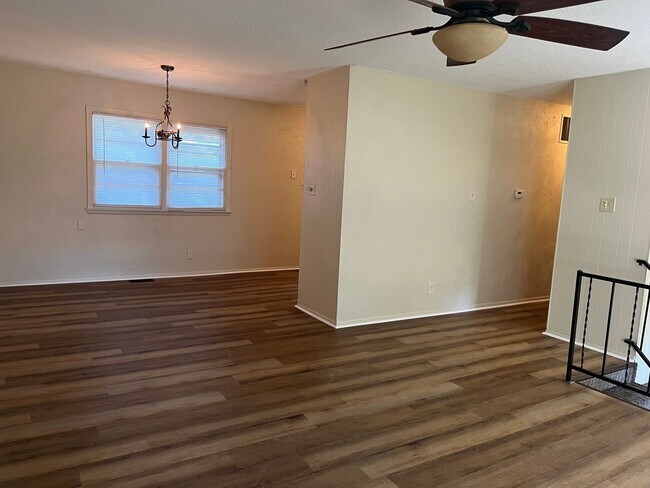 Building Photo - 3 BEDROOM 1 FULL BATH HOME WITH LIVING ROOM & REC ROOM, SINGLE GARAGE AND LARGE BACKYARD