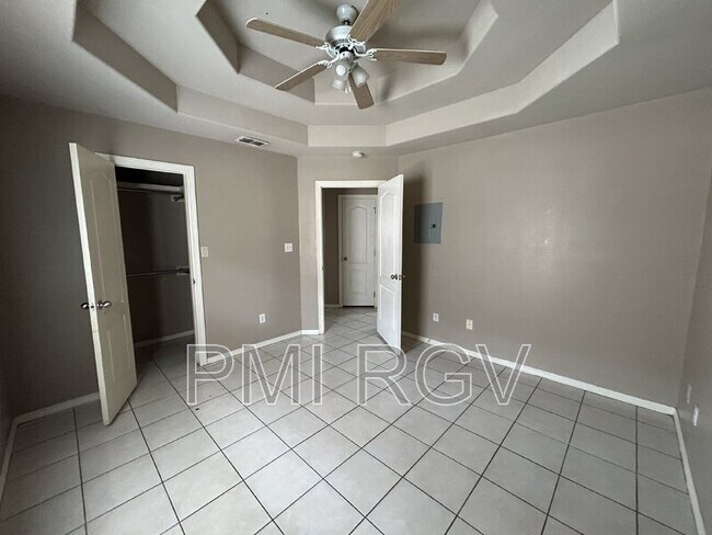 Building Photo - 809 W Bronze Dr