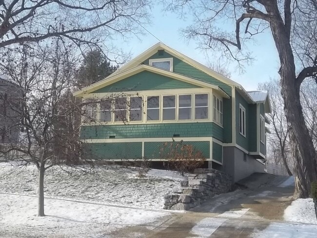 Building Photo - Lovely Single-Family 3BR Home in Vergennes...