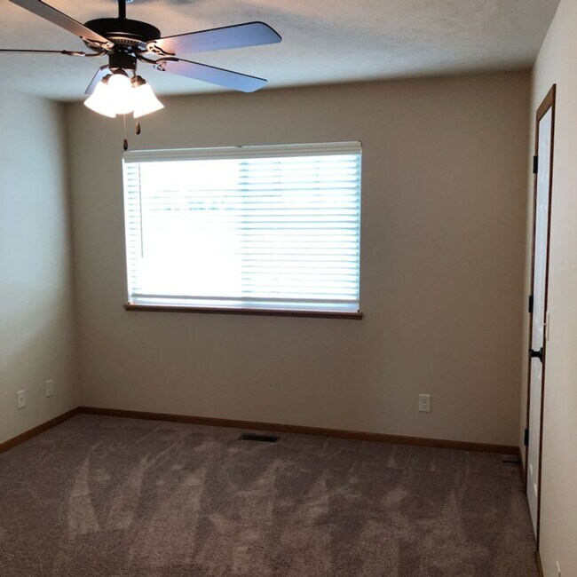 Building Photo - 3 bedroom, 2 1/2 bath Townhouse