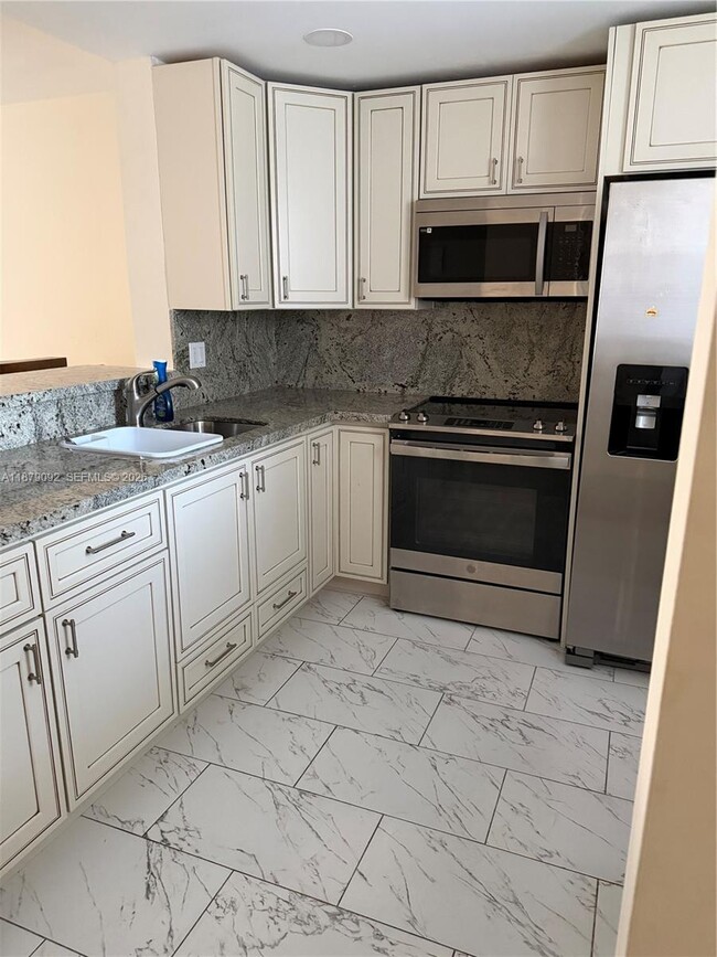 Building Photo - 901 NE 14th Ave