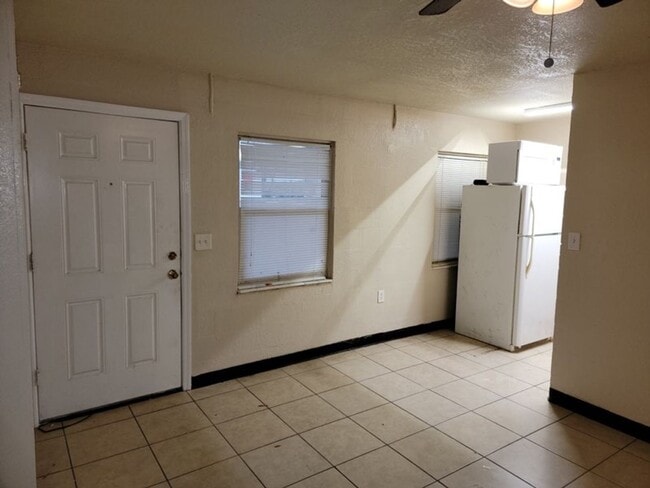 Building Photo - Studio Apartment for rent!