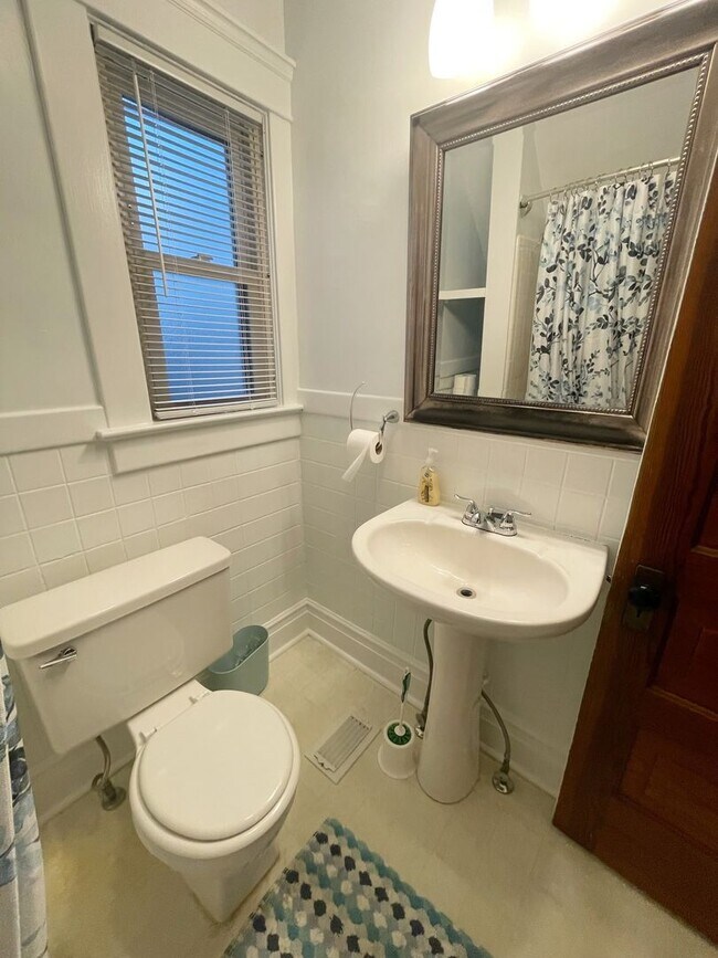Building Photo - Three Bedroom House on Main St! | Parking, Laundry, and Central Air