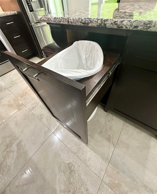 Building Photo - 10518 Pleasanton Dr