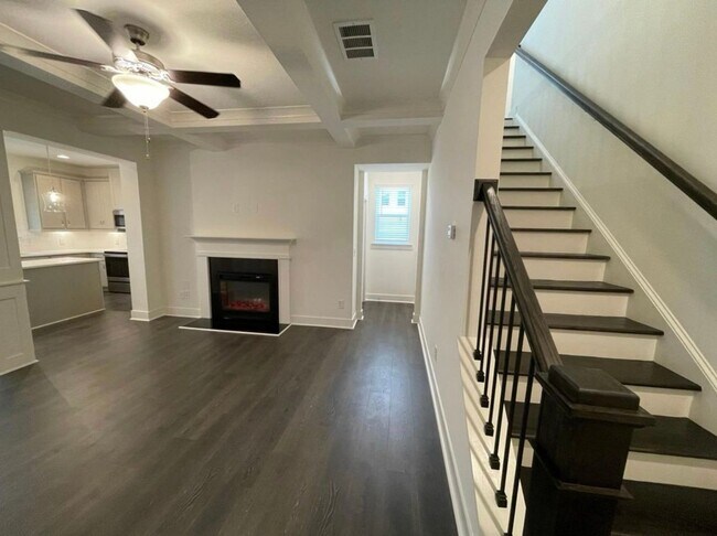 Building Photo - Beautiful end unit townhouse in the Townes...