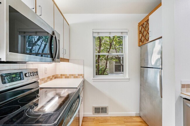 Building Photo - Riverplace Condominiums - 1 bed/1 bath corner unit w/parking/storage/balcony/fireplace