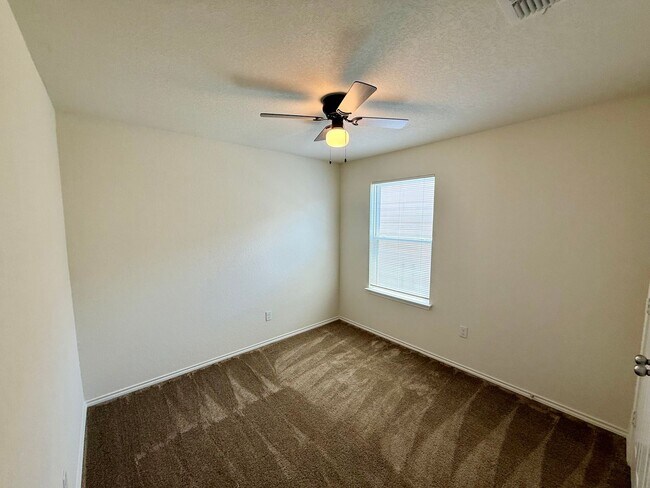 Building Photo - Beautiful 3 bedroom, 2.5 bathroom with an office in a prime New Braunfels location!