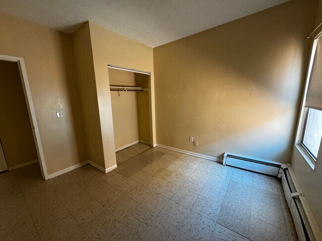 Building Photo - 4 Bedrooms 2 Bath Apartment with Heat and ...