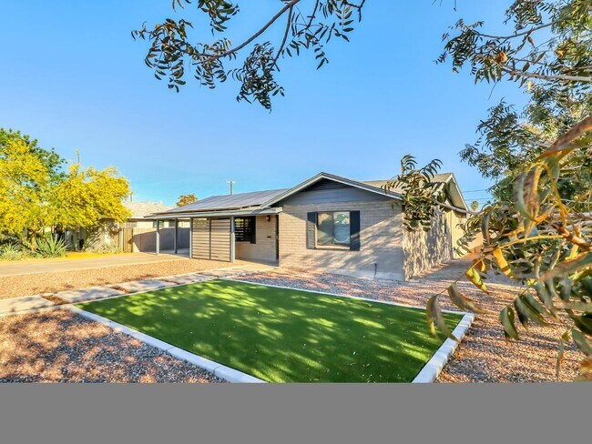 Building Photo - 544 W 17th Pl