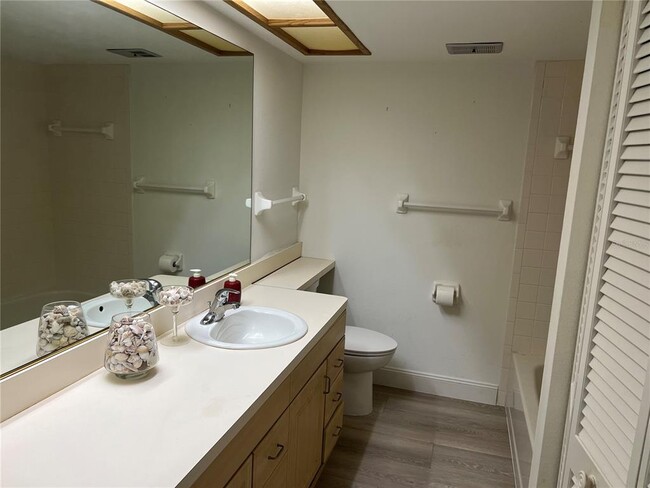 Building Photo - 333 Woodlake Wynde