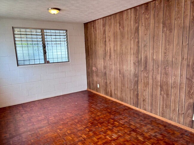 Building Photo - Available September 9, 2026 | A 3 Bedroom + Den, 1.5 bath duplex with 2 parking nested in Kaimuki