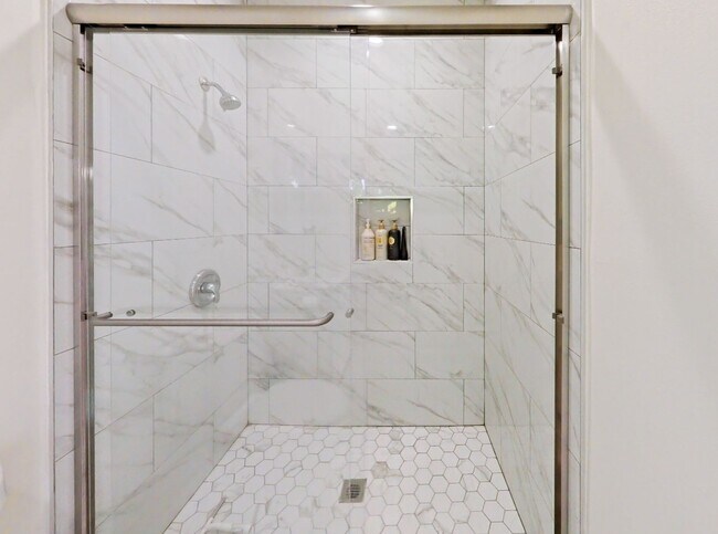 Building Photo - NEW CONSTRUCTION: Modern ADU with Private ...