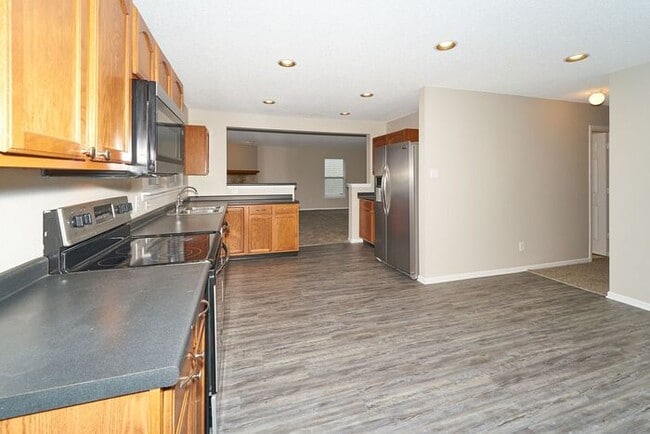 Building Photo - Large 4 Bedroom and Brownsburg Schools!