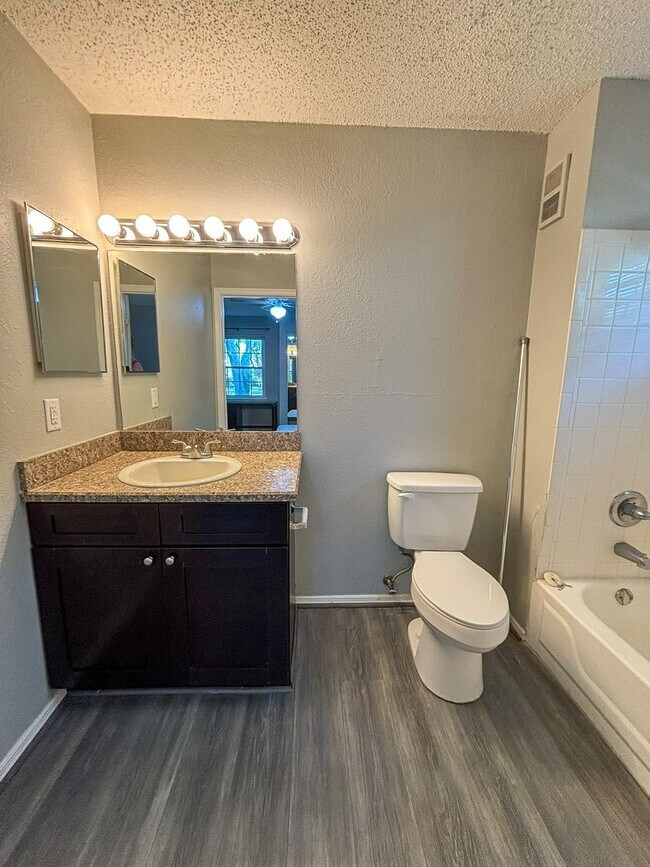 Building Photo - Windsor Park #317 - Pet Friendly!