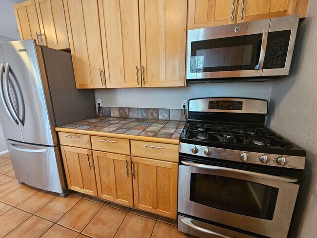 Building Photo - Virginia Village Home New Paint, Carpet, Blinds Backs up to Cherry Creek Trail