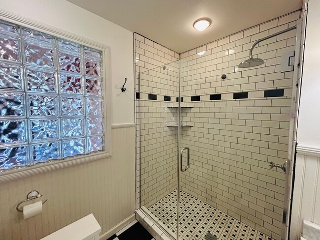 Building Photo - Absolutely gorgeous, remodeled home in beautiful location in Midtown Tulsa