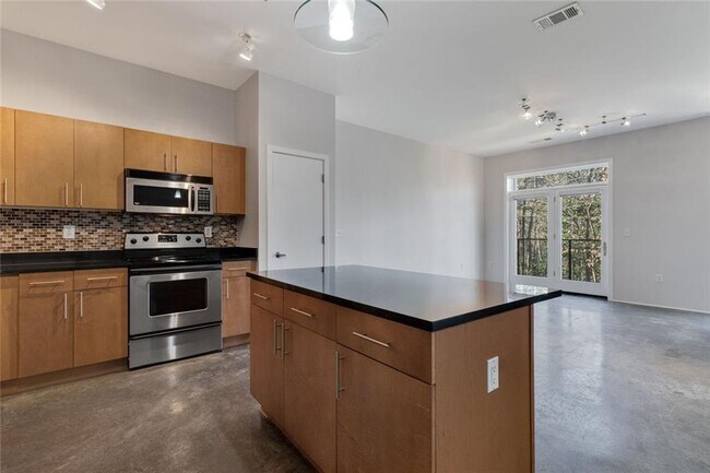 Building Photo - 560 Dutch Valley Rd NE