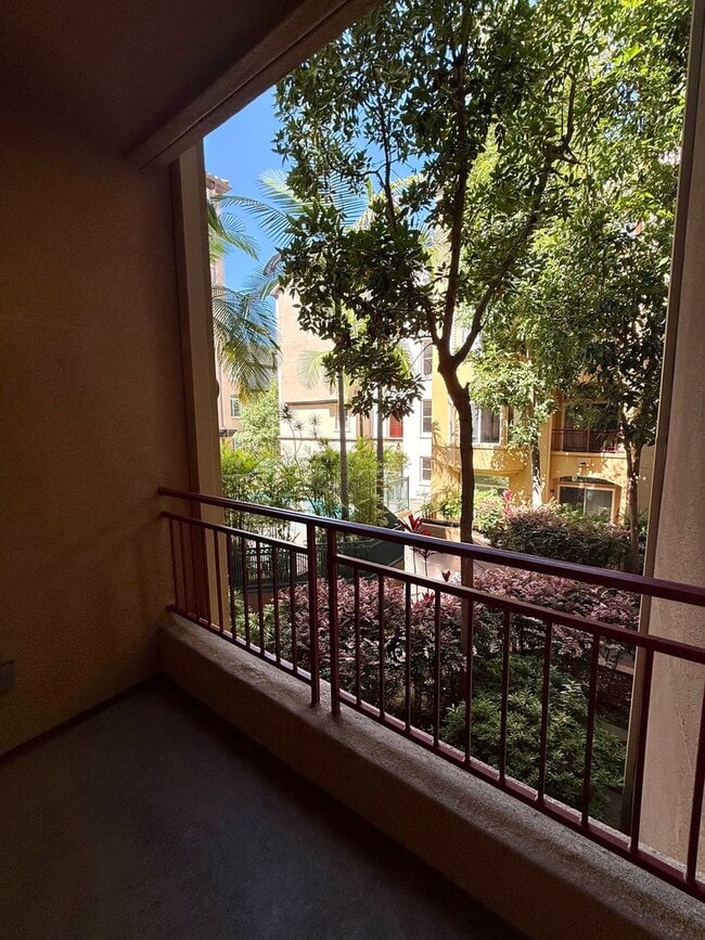 Building Photo - Spacious Bankers Hill Studio | In-Unit Laundry | A/C | Fireplace | Pool & Gym | 6-Month Lease