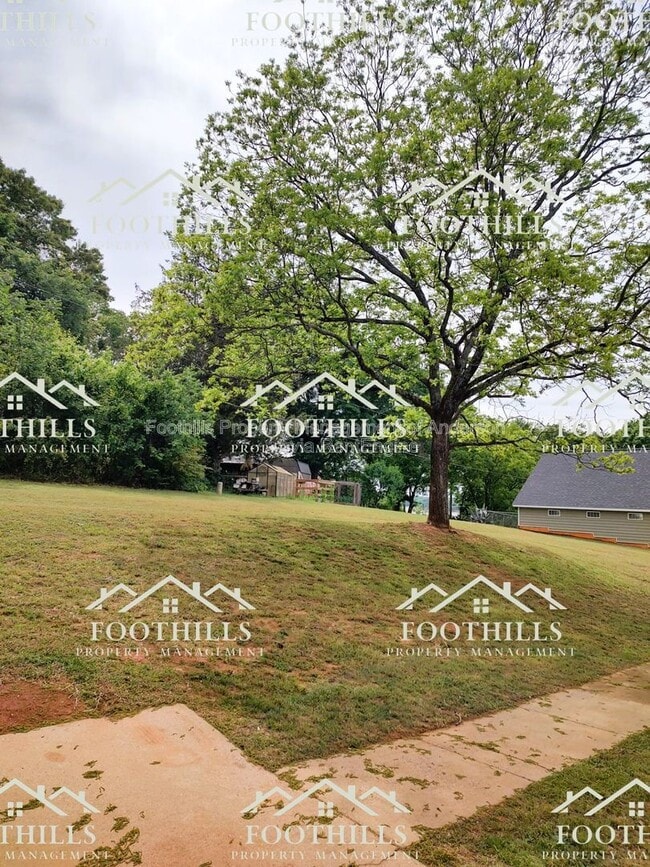 Building Photo - 213 Lake Forest Cir