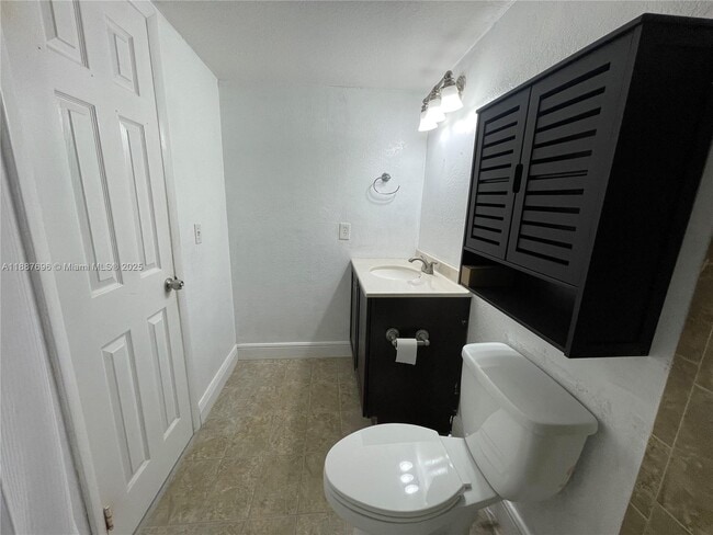 Building Photo - 10361 N Kendall Dr