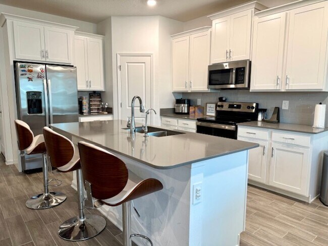 Building Photo - Spacious 4 bedroom 2.5 Bath, Fully Furnish...