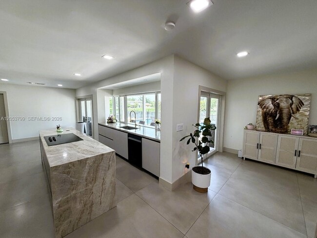 Building Photo - 10950 SW 40 Ct