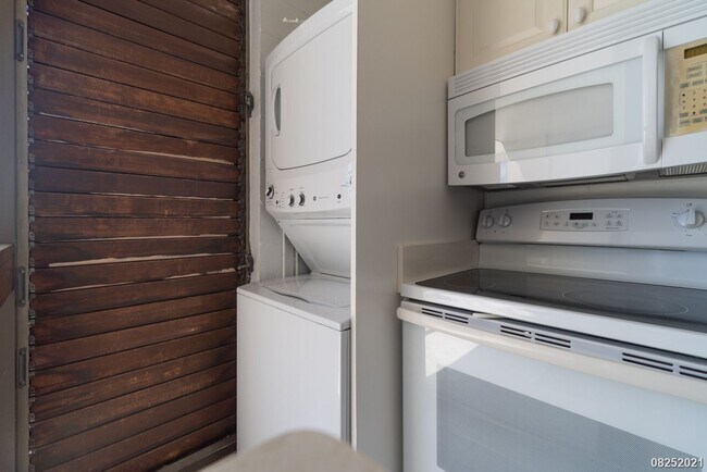 Building Photo - 1 Bed 1 Bath Camelot Condominium in Makiki