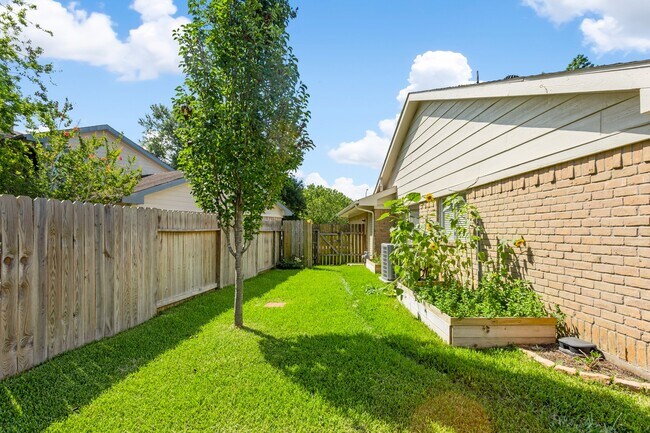 Building Photo - 2015 Braesmeadow Ln
