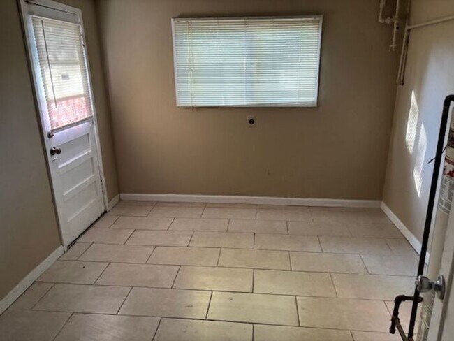 Building Photo - 3 Bedroom, 1 Bath Single Family Home