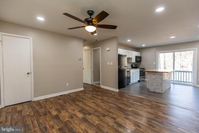 Building Photo - 462 Wild Rose Ln