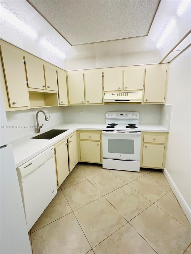 Building Photo - 919 Hillcrest Dr