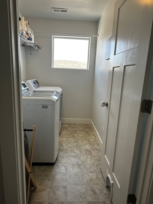 Building Photo - 353 N High Ridge Rd