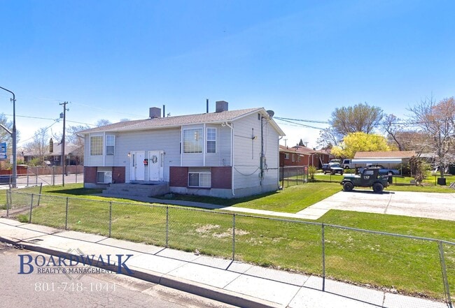 Building Photo - Spacious 2 Bed 2 Bath Magna Duplex With Pr...