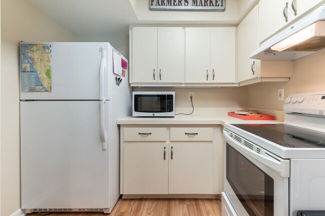 Building Photo - Conveniently located, furnished, 2 Bed, 2 ...