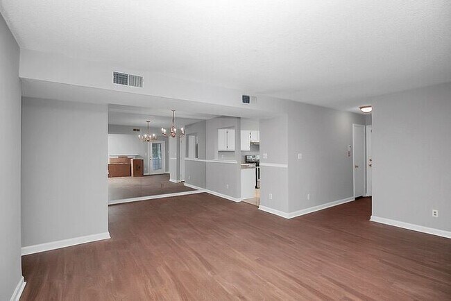 Building Photo - Updated First Floor 2BD/2BA Condo in Forest Ridge!