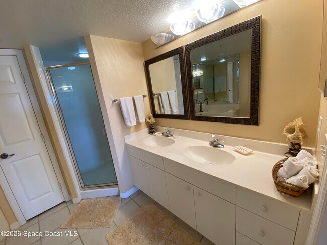 Building Photo - 8951 Lake Dr