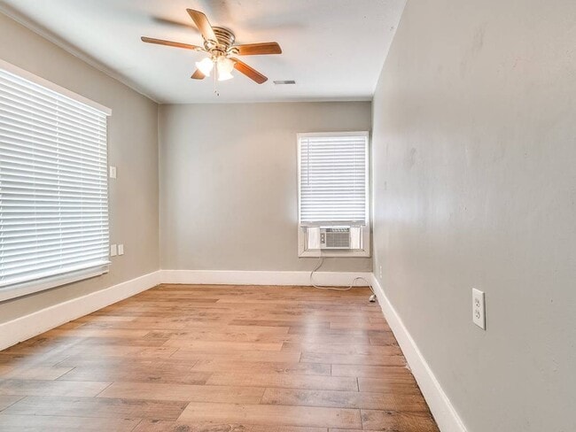 Building Photo - Cute Duplex - Upper Unit!