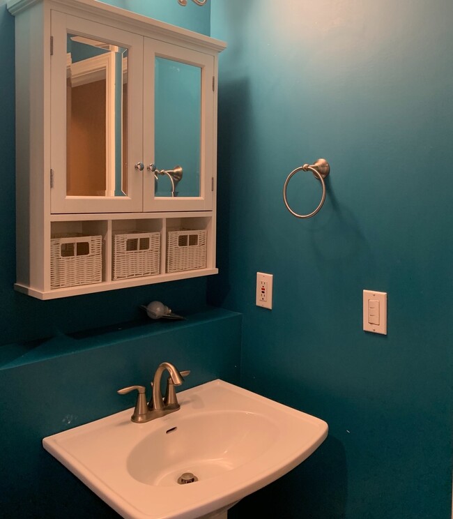 Building Photo - Single Level 4 Bedroom with a Lovely Backyard!! Co signers are accepted ~ Near SSU