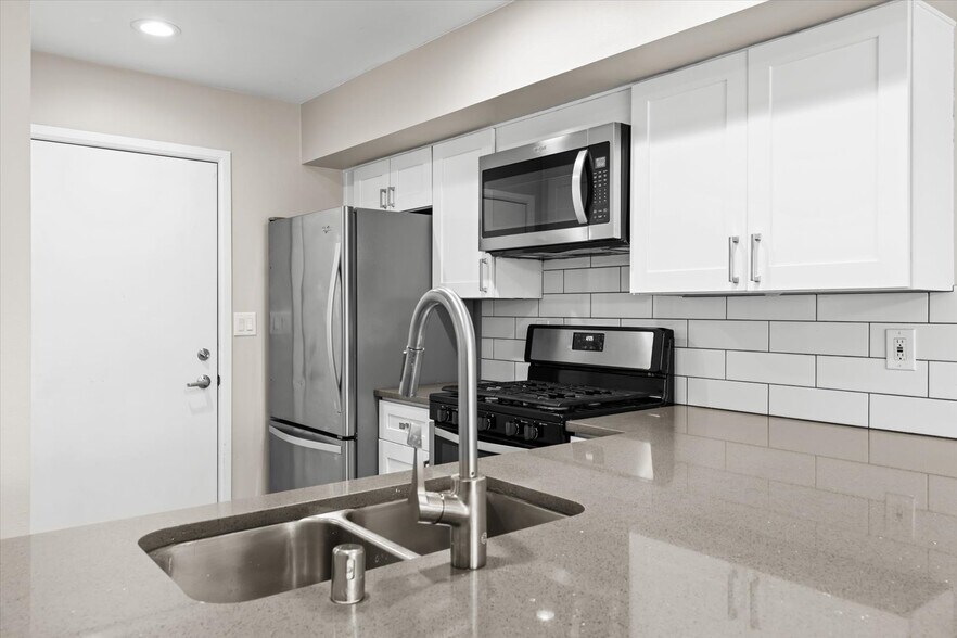 Building Photo - 501 23rd Ave S