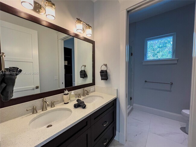 Building Photo - 545 SW Indianola St