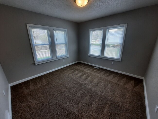 Building Photo - 2 bedroom, 1 bathroom home on large corner...
